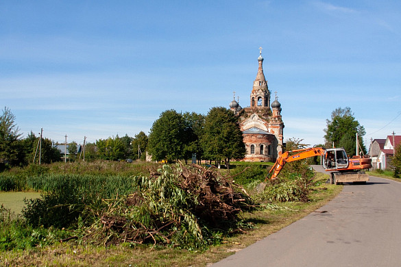 Жители Седельниц во главе с батюшкой благоустраивают пруд